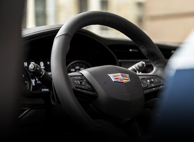 Cadillac 2020 XT4 tiene un volante con columna de dirección telescópica manual y eléctrico.