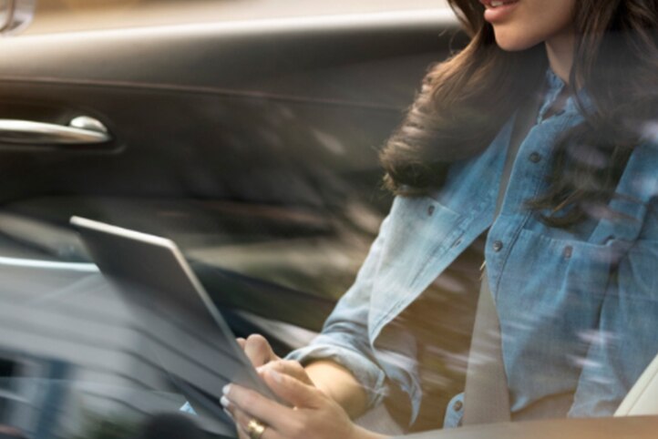 Mujer usando su table a través del sistema HubSpot de Wi-Fi 4G Lite con 12 GB incluidos