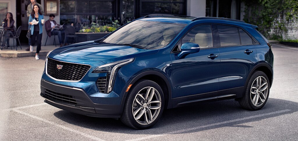 Cadillac XT4 2021 color blue metallic con espejos laterales con ajuste eléctrico y antiempañantes